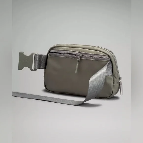 🍋LULULEMON GREY SAGE Everywhere Belt Bag NWT - Picture 3 of 7